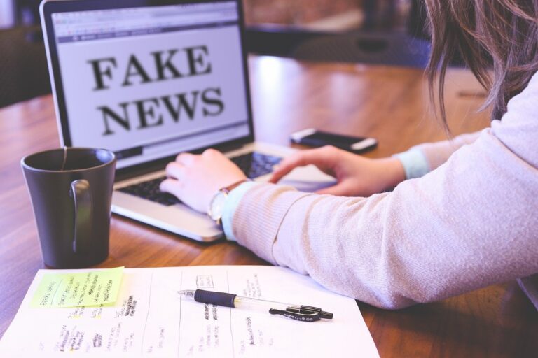 Read more about the article Die Auswirkungen von Fake News auf die Medienarbeit: Wie können Unternehmen und Organisationen die Verbreitung von Falschinformationen verhindern?